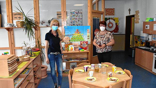 Hier essen die Kinder im Heudorfer Kindergarten zusammen, erklärte die Kindergartenleiterin Eva Renner (links) der Beki-Koordinatorin ...