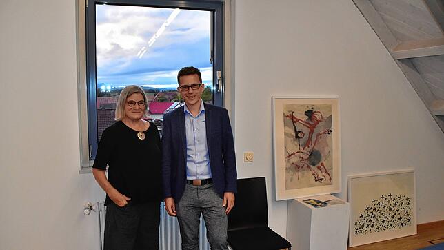 Marianne Hagemann und Benjamin Mors stehen hier vor dem von der Natur gemalten Abendhimmel. Mit seiner zarten Textur passte er ...