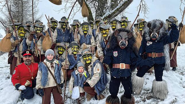 Ein aktuelles Bild der Narrenzunft Hebsack-Geister mit der neuen Figur, der Gehrenberg-Wildsau. Neu ist auch, dass der Narrenpolizist ...