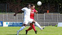 Der SC Pfullendorf (Omar Bun Ceesay, vorn) musste sich trotz großer Überlegenheit mit einem enttäuschenden 1:1 gegen den SV Stadelhofen ...