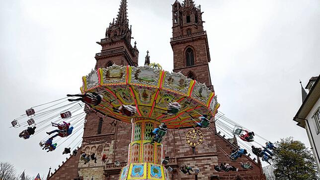 Das Karussell auf dem Münsterplatz (Archivbild) ist eine der Attraktionen der Basler Herbstmesse.