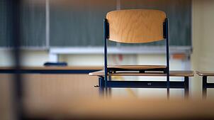 Eine Frau soll sich jahrelang als Lehrerin ausgegeben haben (Symbolbild)