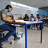 Nur die Abstandsmarkierungen am Boden und das Desinfektionsmittel auf dem Lehrertisch erinnern in diesem Klassenzimmer des ...