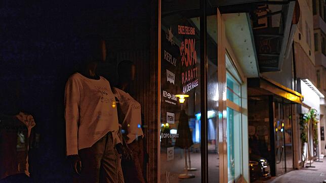Statt vieler Schaufenster beleuchten nun vor allem Straßenlaternen den Weg.