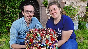 Sandra Schreiber und ihr Verlobter Moritz Volk mit dem prächtigen Brautschäppel, den die Braut an ihrer Trachtenhochzeit beim ...