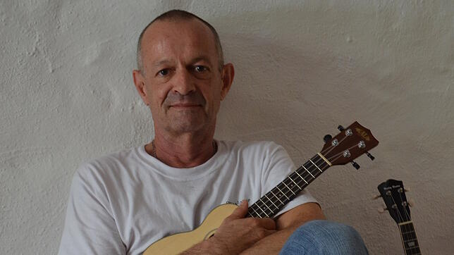 Bild : Mit einer Ukulele fand er zurück ins Leben. Jetzt will ein Schweizer mit dem Instrument Menschen in Konstanz zusammenbringen