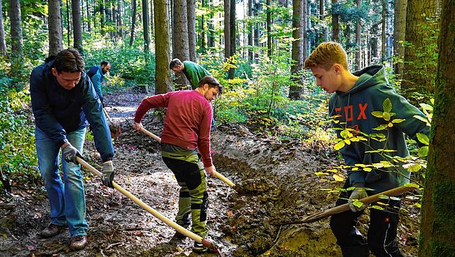 Zuerst wurde gefachsimpelt, dann zugepackt, um lädierte Stellen auf dem Gehro-Trail auszubessern und zu verbessern.