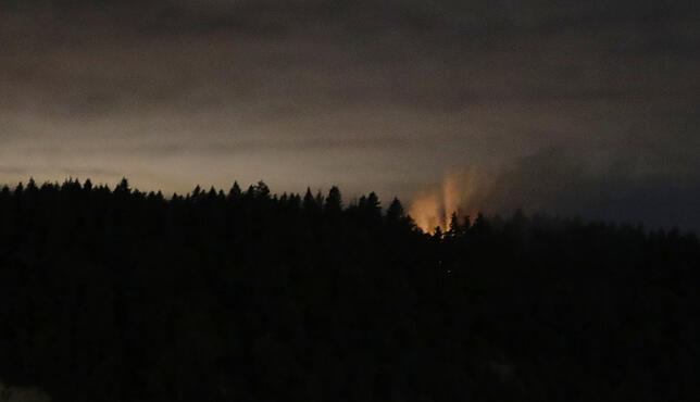 Rauch und ein orangefarbenes Leuchten von einem Feuer sind auf Ketron Island zu sehen. Kurz nach dem Abheben sei der 29-Jährige auf die ...