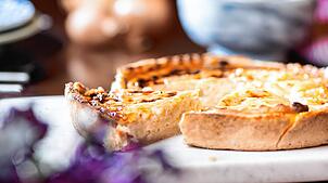 Zwiebelkuchen passt perfekt zum Herbst – und lässt sich auf ganz verschiedene Weise kredenzen. Auch die vegane Variante ist super lecker.