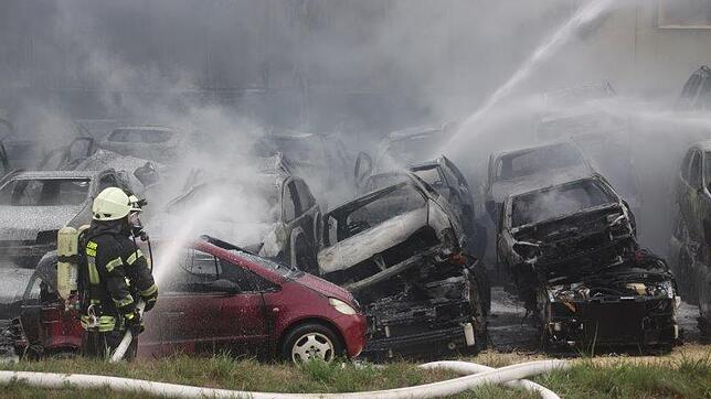 Die Feuerwehr bekämpft die Flammen aus verschiedenen Richtungen und schützt gleichzeitig mit Wasser die Hallen vor größeren Schäden. ...
