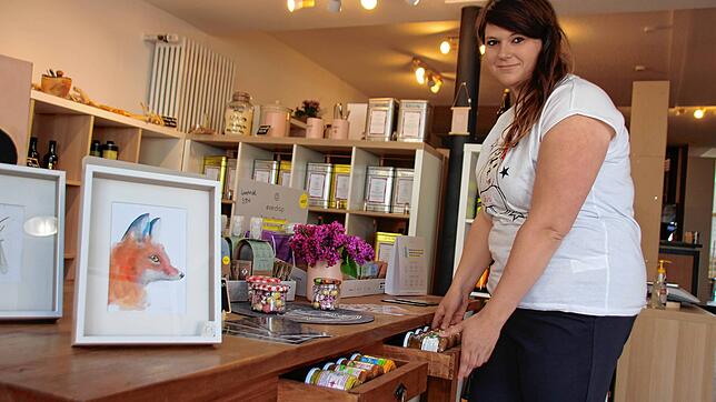 Melanie Kube beim Einsortieren von Ware in ihrem neuen Unverpackt Laden in der Stockacher Oberstadt.
