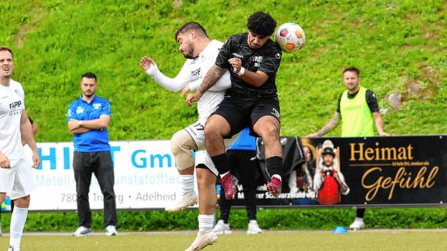 Kopfballduell zwischen Edonis Ibrahimi (SG Triberg/Nußbach, links) und Francesco Grillo (FV/DJK St. Georgen). Die St. Georgener ...