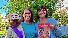 Jesus als Handpuppe, die in den Familiengottesdiensten in den Predigten spricht, Katharina Schmidt (Pastorale Mitarbeiterin) und rechts ...