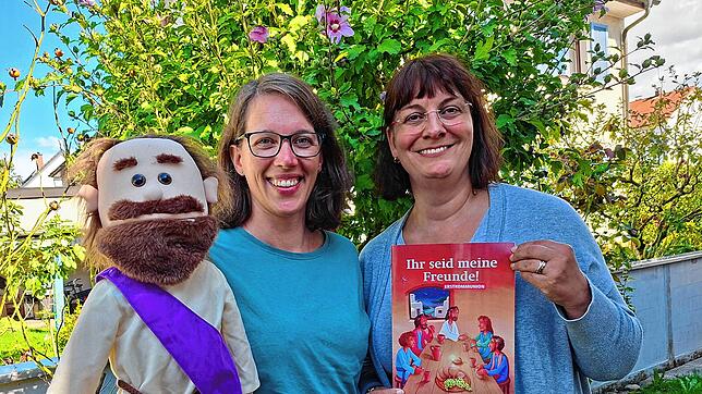 Jesus als Handpuppe, die in den Familiengottesdiensten in den Predigten spricht, Katharina Schmidt (Pastorale Mitarbeiterin) und rechts ...