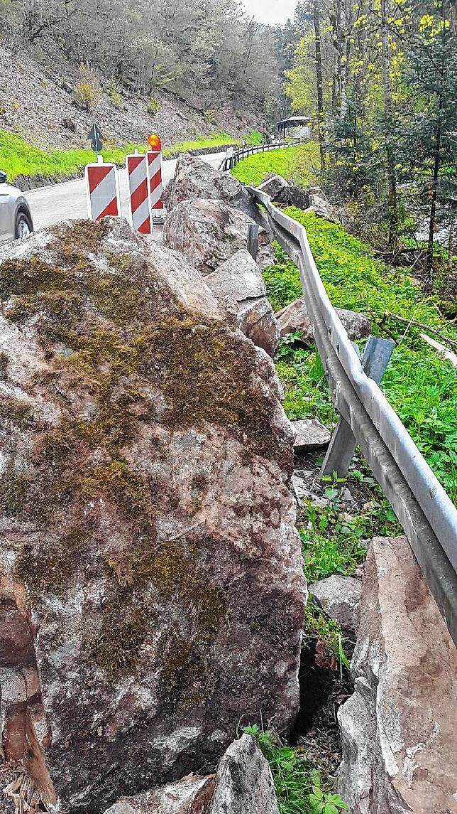 Dieser Brocken stürzte am Samstag, 29. April, um 8 Uhr auf die Straße.