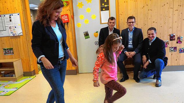 Zentrumsleiterin Andrea Gnann ist mit der sechsjährigen Jette auf dem Barfußpfad unterwegs. Hinten sitzt Alt-Bürgermeister Artur ...