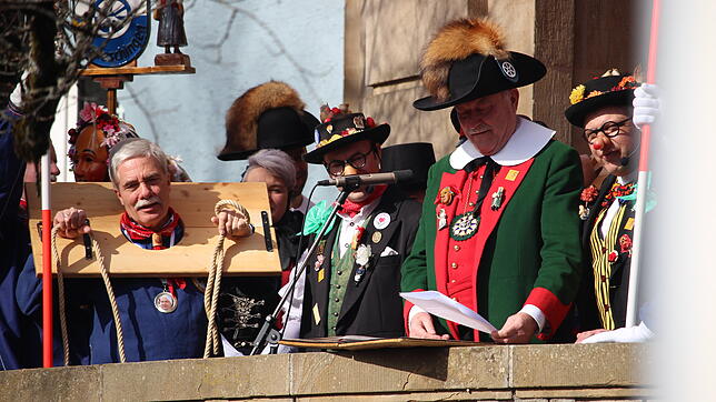 Emotionales Narrenurteil: Bürgermeister Bernhard Kaiser steht ein letztes Mal in seiner Funktion im Schandbrett der Narrenzunft Frohsinn ...