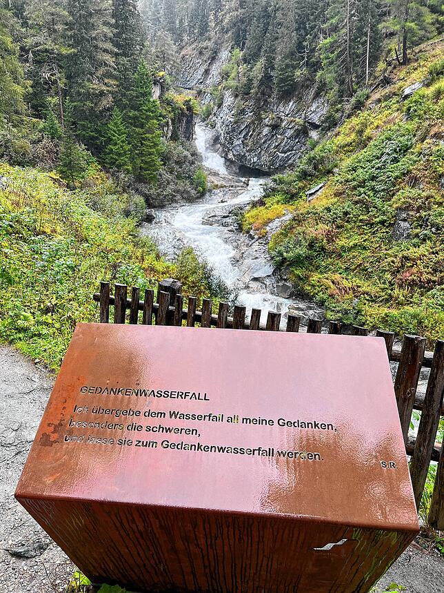 Im unteren Bereich des Trails entlang der Wasserfälle sind allerlei Plattformen und Stationen zum Innehalten aufgebaut. Hier kann man ...