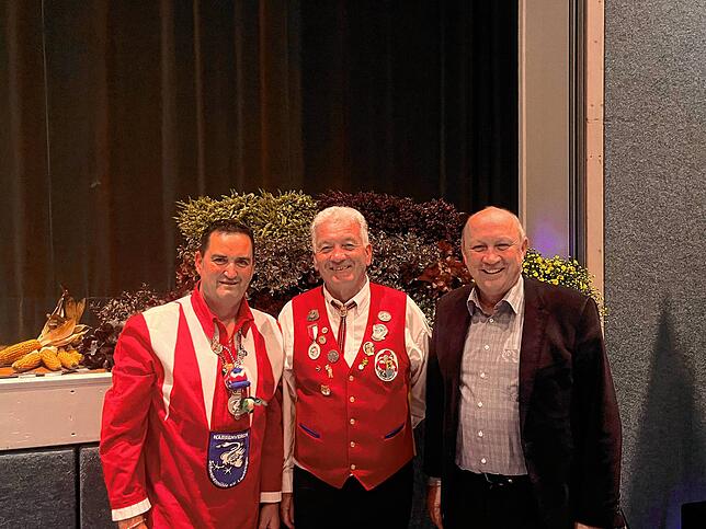 Klaus Spitznagel (Präsident des Narrenvereins Schwanenmühle), Hans-Peter Weber (Präsident Narrenvereinigung Kleggau) und Thomas Schäuble ...