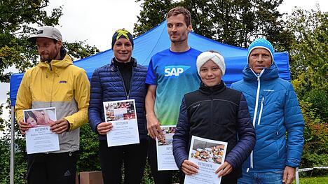 Auf dem Siegertreppchen stehen Andy Herrmann, Platz 2, Laura Schür und Simon Nuber, Platz 1 sowie Antonia Marschall und Hannes ...
