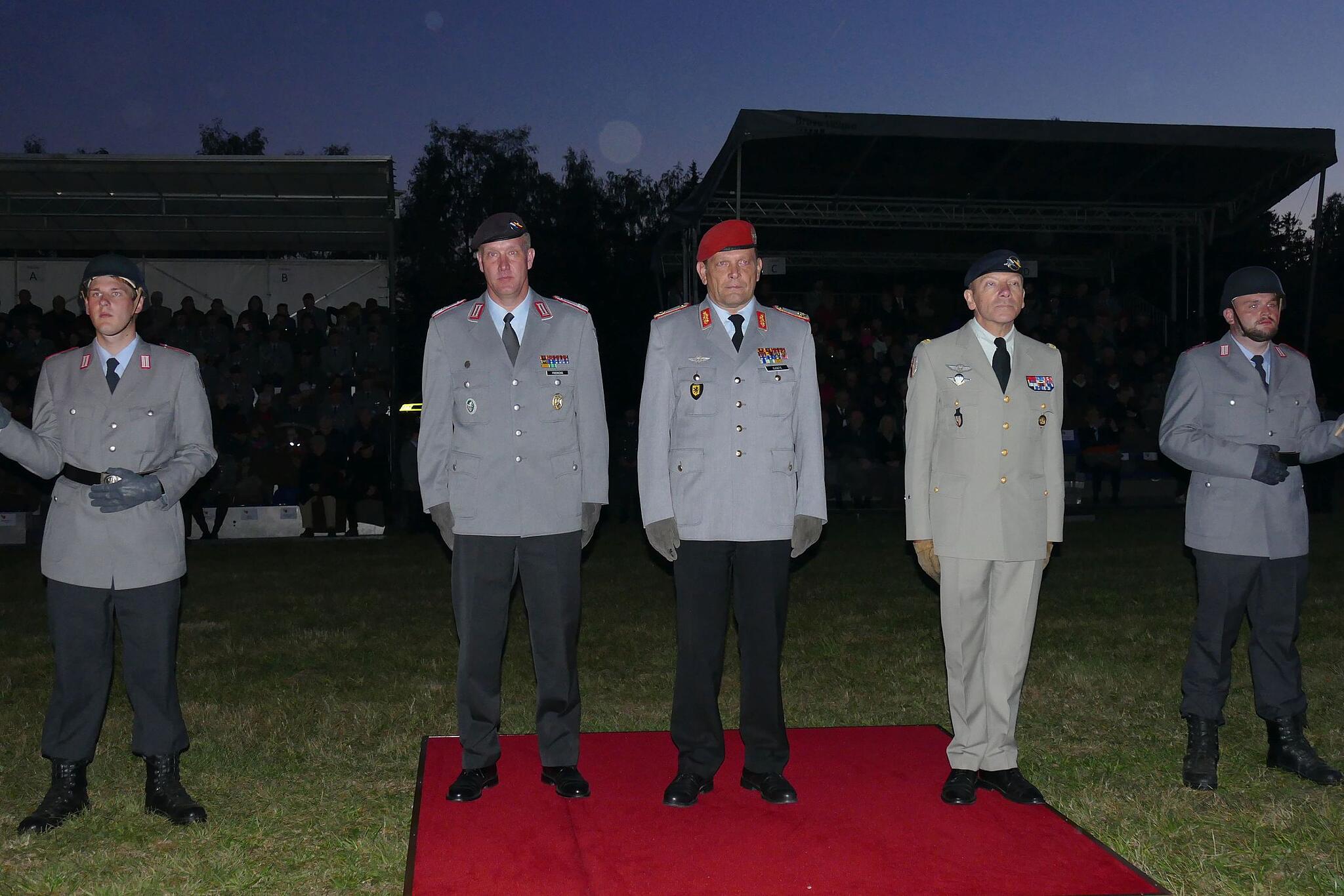 Stetten am kalten Markt Bundeswehr zeigt ihren Großen Zapfenstreich anlässlich der Feier zum 60