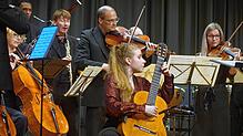 Grandios: Die von den Heidelberger Sinfonikern begleitete Gitarrensolistin Laura Lootens wird im Bad Säckinger Kursaal gebührend ...