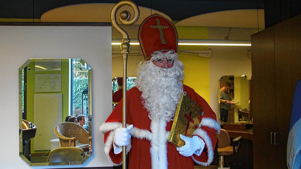 Nach rund einer Stunde ist aus Meinrad Winkler aus Dogern der Nikolaus geworden.