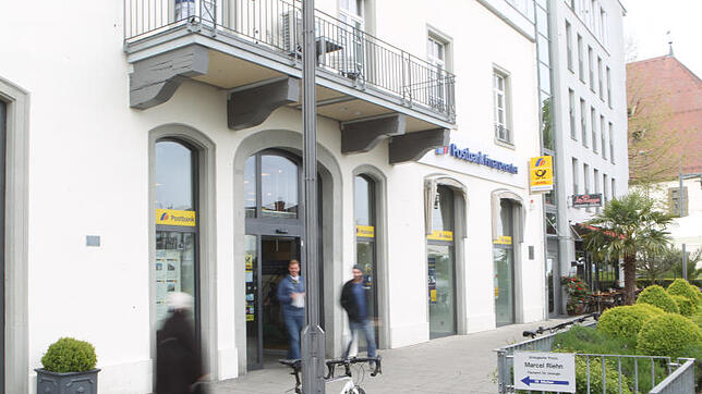 Hier kam es zu Unregelmäßigkeiten: Ein Mitarbeiter der Postbank an der Marktstätte in Konstanz steht im Verdacht, mit kriminellem ...