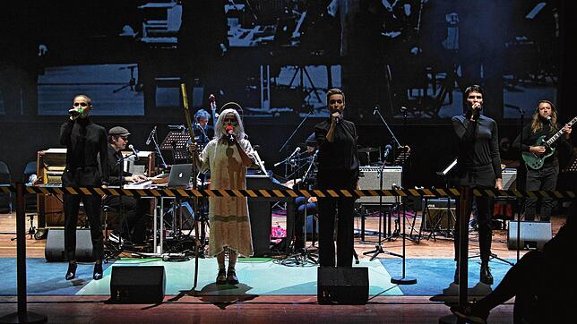 Nun singen sie wieder &ndash; zwar nicht vor Publikum, dafür aber mit viel Ironie: das Ensemble des Zürcher Schauspielhauses.