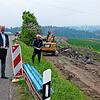 Bürgermeister Stefan Kaiser und Projektleiter Walter Hausin freuen sich über den Baufortschritt der neuen Wasserleitung, die in ...
