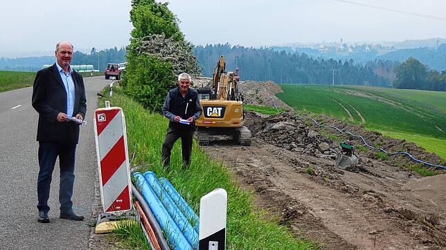 Bürgermeister Stefan Kaiser und Projektleiter Walter Hausin freuen sich über den Baufortschritt der neuen Wasserleitung, die in ...