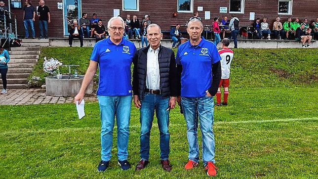 Gern gesehener Gast: Der Schaffhauser Ständerat Hannes Germann (Mitte) mit Winfried Hauser und Marcel Siebold. Bild: Moser