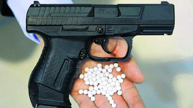 Softair Pistole Plastikkugeln Waffe Munition Softair Pistolen können täuschend echt aussehen (Symbolbild). Die Polizei muss zunächst grundsätzlich von einer scharfen Schusswaffe ...