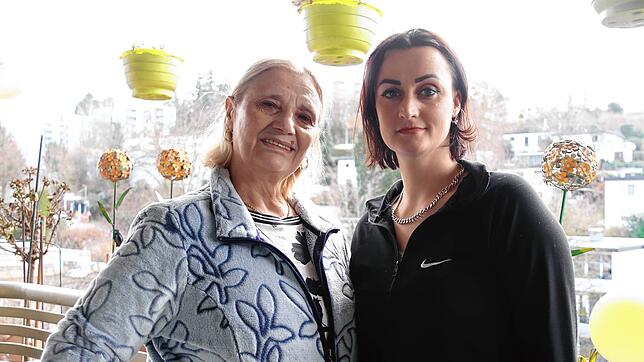 Hasime und Flora Pajazitaj (von links) wohnen in dem Mehrfamilienhaus im Tulpenweg. Sie berichten von Flammen, Angst und dem ...