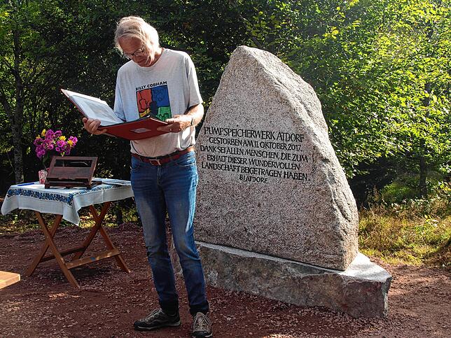 Bernd Wallaschek trug Markus Manfred Jungs Gedicht &bdquo;Abhaue?&ldquo; vor, mit dem der Dichter den Kampf gegen das Projekt ...