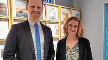 Oberbürgermeister Simon Gröger mit der neuen Geschäftsführerin der Tourismus- und Stadtmarketing Radolfzell GmbH, Regina Brüsewitz.