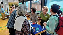 Älter werden und so lange wie möglich zu Hause wohnen: Das ist mit praktischen Hilfsmitteln und den richtigen Begleitern gut möglich. ...