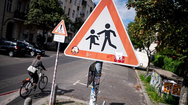 Ein Schild weist Verkehrsteilnehmer auf Kinder hin. (Symbolbild)