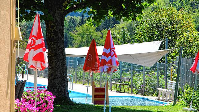 Geschlossen ist das Schwimmbad im Weilertal in Stühlingen. Die Sonnenschirme sind mittlerweile eingelagert.