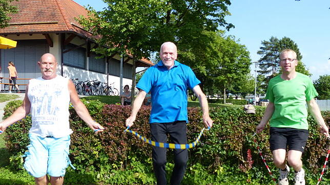 Springen beim Abendsportfest für das Sportabzeichen: Wolfgang Zeidler, Detlef Thalmann und Jens Bühler.