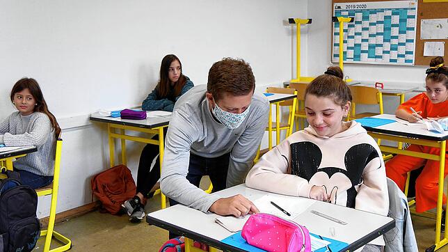 Fleißige Lerner in der Sommerschule 2020 in Konstanz: Lehrer Dietmar Raether wiederholt mit Chiara, Una, Merisa und Lynda (von links) in ...