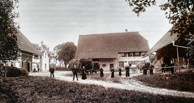 Das Bild, circa 1925, zeigt links die Kapelle. Daneben steht die 1931 abgebrannte Scheune. In der Bildmitte das Anwesen Sebastian ...
