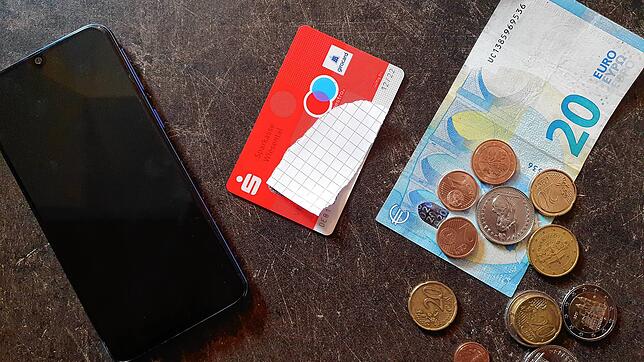 Bar, mit Karte oder mit Handy? Der Trend geht hin zum kontaktlosen Zahlen.