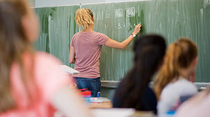 Zu viel Theorie, zu wenig Praxis – angehende Lehrkräfte in Baden-Württemberg sehen sich durch ihr Studium nicht ausreichend auf den ...