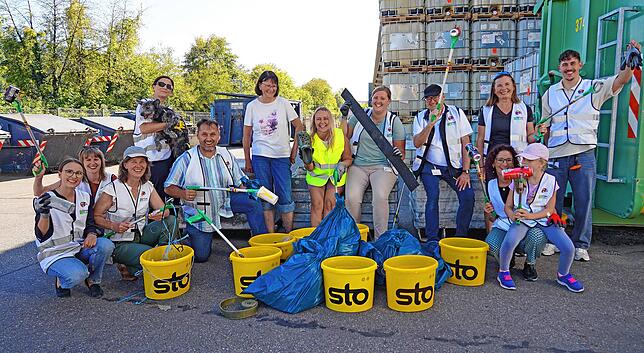 Mitarbeiter von Sto sammeln beim Cleanup-Day am 20. September am Stammsitz in Stühlingen Weizen Müll.