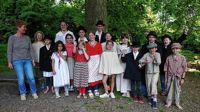 Autorin und Regisseurin Susanne Breyer (l.) mit den Schauspielerinnen und Schauspielern des Jugendtheaters Stein am Rhein. Bild: Theater