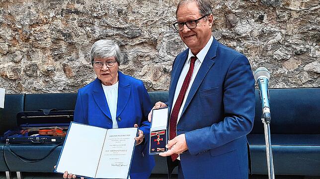 OB Jürgen Roth übergibt das Bundesverdienstkreuz an Christa Lörcher.