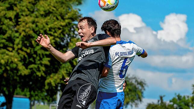Voller Einsatz: Yannik Schäfer – hier im Kopfballduell mit Jonathan Grießer – rettete dem SV Waldhaus mit seinem Ausgleich ...