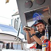Fleißig schüttelt er seinen Cocktail-Shaker: Claudiu Hartwig bei der Zubereitung eines Mai-Tais in seinem Cocktailbus &bdquo;Stranger ...