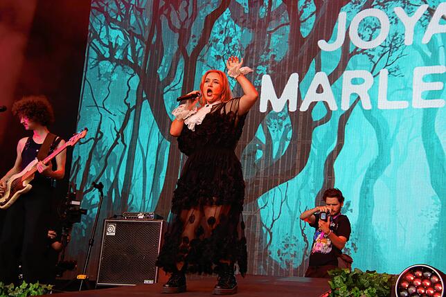 Viele Besucher bei Nelly Furtado und Joya Marleen beim Festival Stars in Town auf dem Herrenacker inmitten der Schaffhauser Altstadt.